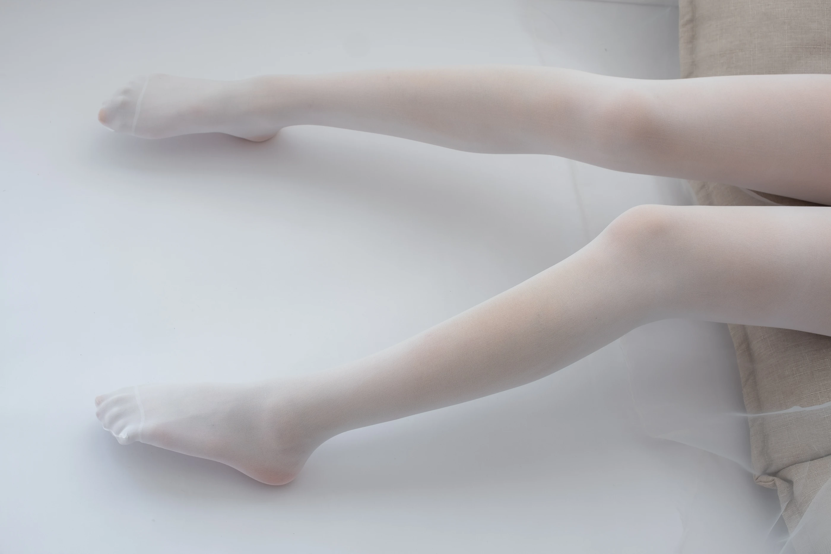 森萝财团 [ALPHA-007] 纯白的诱惑白丝裸足 [156P]插图8